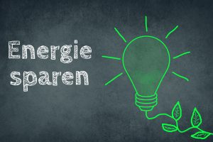 Illustration mit der Aufschrift „Energie sparen“ und einer grünen Glühbirne mit Blattkabel.