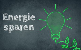 Illustration mit der Aufschrift „Energie sparen“ und einer grünen Glühbirne mit Blattkabel.