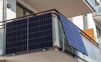Solarpanels sind an der Brüstung eines modernen Balkons montiert.